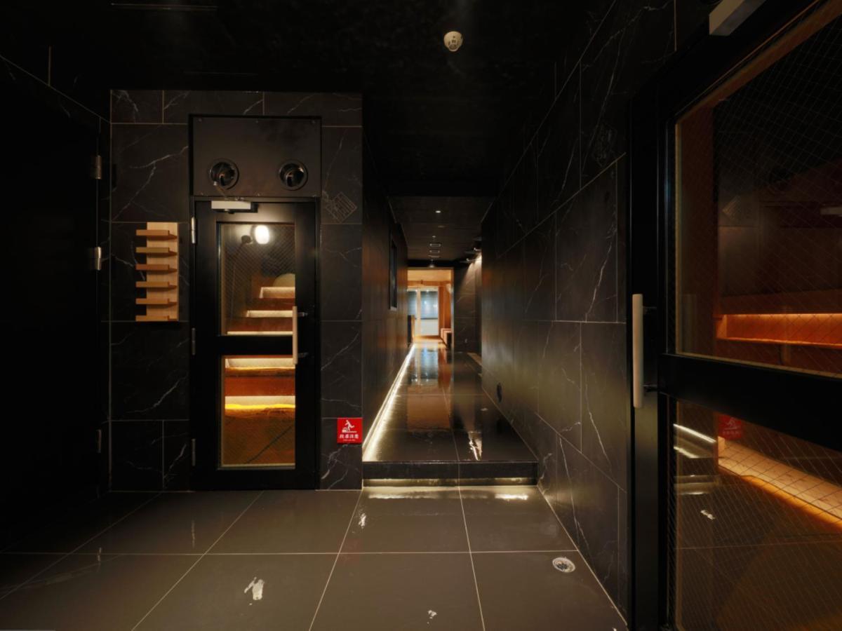 Kapselhotel Rembrandt & Shimbashi - Caters To Men