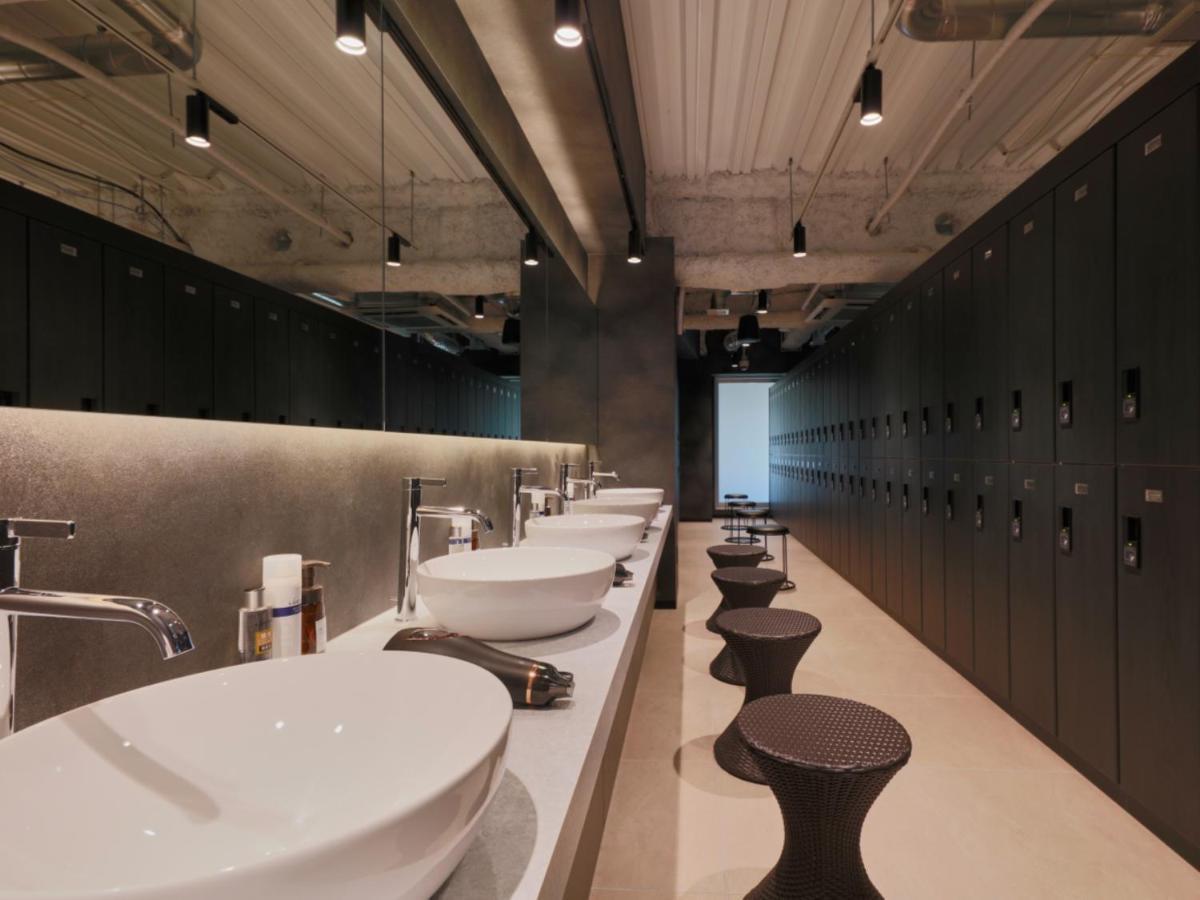 Rembrandt & Shimbashi - Caters To Men Kapselhotel