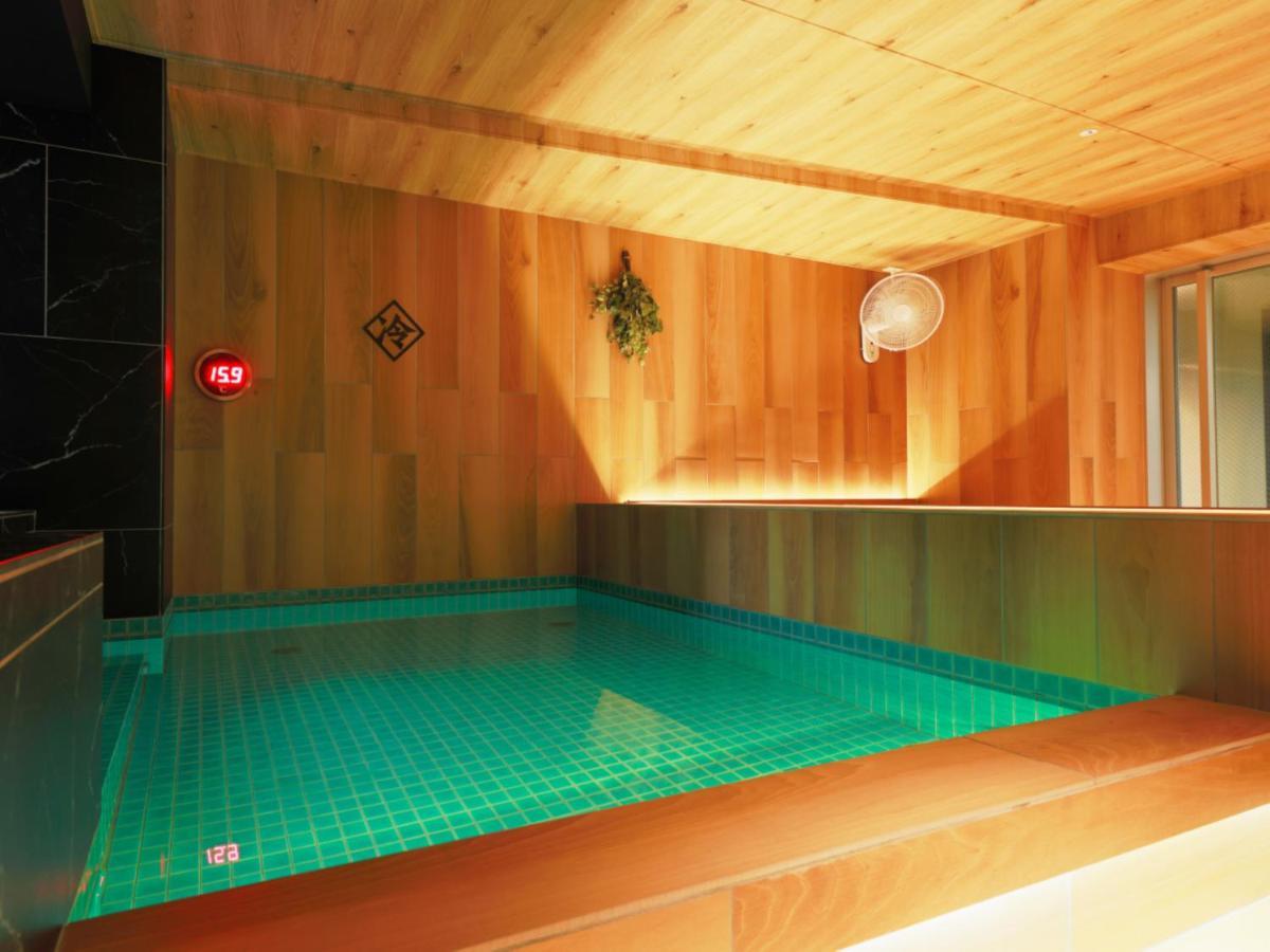 Kapselhotel Rembrandt & Shimbashi - Caters To Men