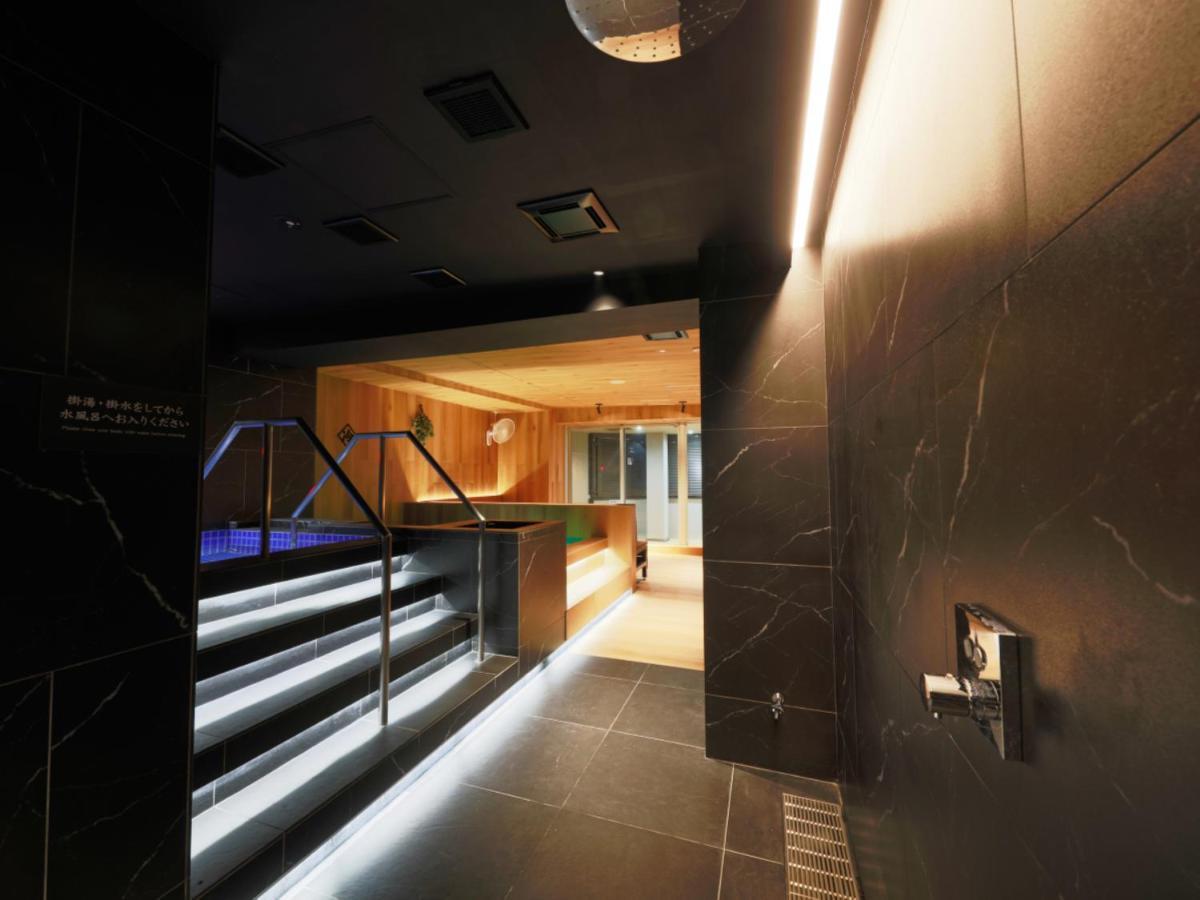 Rembrandt & Shimbashi - Caters To Men Kapselhotel