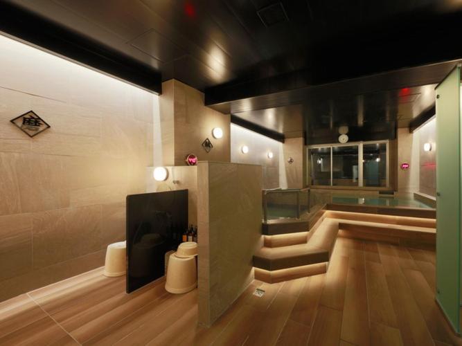 Rembrandt & Shimbashi - Caters To Men Kapselhotel