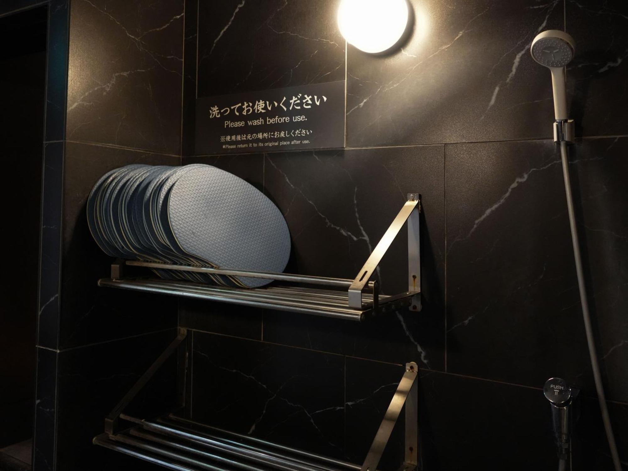 Kapselhotel Rembrandt & Shimbashi - Caters To Men