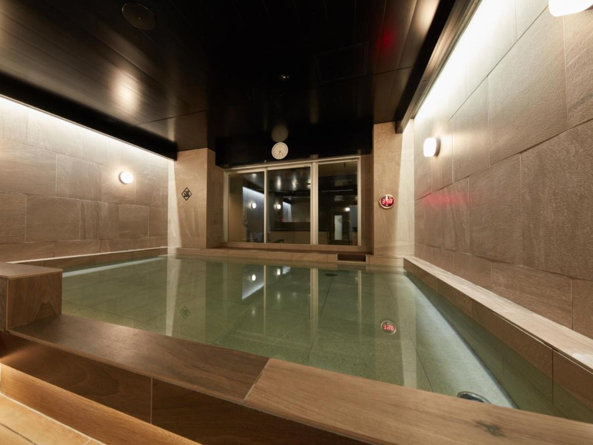 Rembrandt & Shimbashi - Caters To Men Hotel a capsule